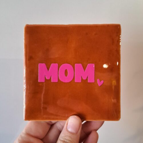 Tegeltje 'Mom' terracotta