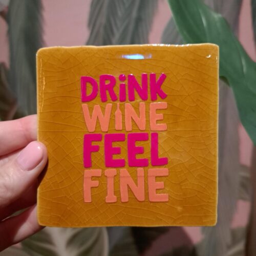 Tegeltje 'Drink wine feel fine' oker